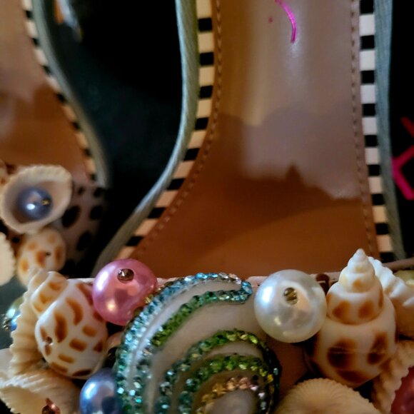 Betsey Johnson embellished seashell sandals - Picture 4 of 4